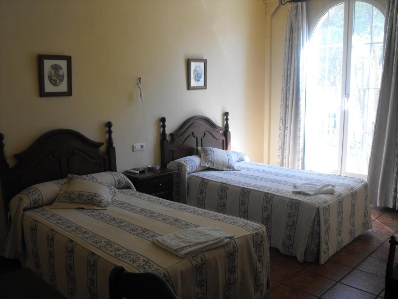 Hostal Nicol'S Hotel Luque ภายนอก รูปภาพ
